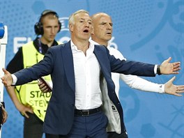 ALE NE... Trenér Francie Didier Deschamps se diví rozhodnutí sudího ve finále s...