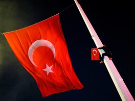 Turek v Istanbulu osobitým zp�sobem oslavuje zma�ení vojenského p�evratu. (17....