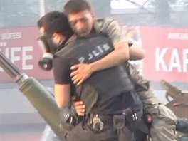 Turecký policista zachránil vojáka ped lynováním davem.