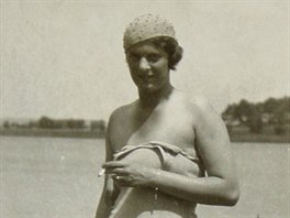 Alice hrab�nka Haugwitzová. Dámské plavky byly ve 30. letech odvá�n�j�í, d�íve...