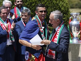 Portugalský prezident Marcelo Rebelo de Sousa (vpravo) a hvězdný útočník...