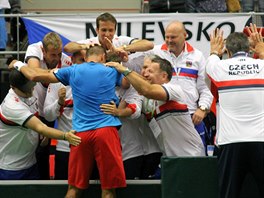 esk tm slav spch Luke Rosola v vodn dvouhe tvrtfinle Davis Cupu...