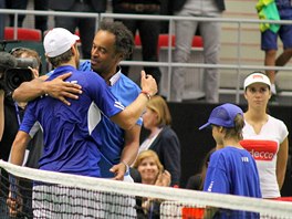 Francouzsk kapitn Yannick Noah objm svho svence Lucase Pouilleho po...