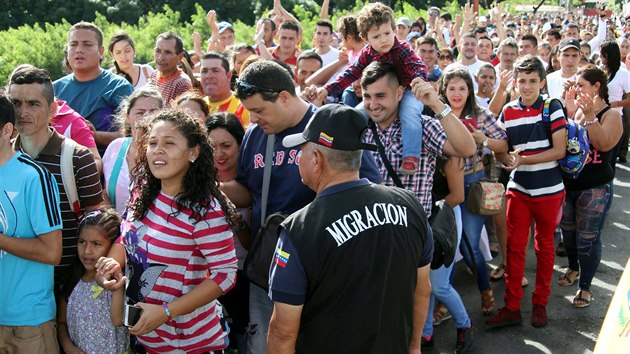 Tisce Venezuelan vyuily krtkho oteven hranice s Kolumbi k nkupu potravin a lk. (10. 7. 2016)