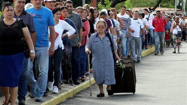 Tisce Venezuelan vyuily krtkho oteven hranice s Kolumbi k nkupu potravin a lk. (10. 7. 2016)