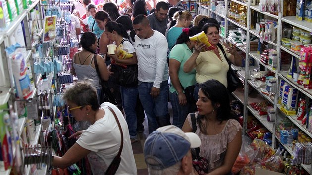 Tisce Venezuelan vyuily krtkho oteven hranice s Kolumbi k nkupu potravin a lk. (10. 7. 2016)