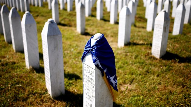 Na vro masakru ve Srebrenici bylo pohbeno 127 nov identifikovanch obt. (11.7.2016)