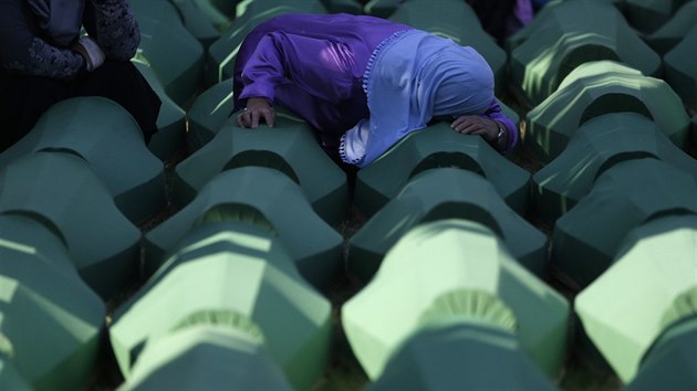 Na vro masakru ve Srebrenici bylo pohbeno 127 nov identifikovanch obt. (11.7.2016)