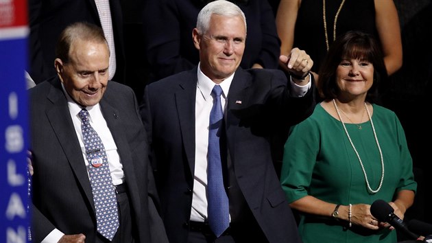 Mike Pence s manelkou a bvalm sentorem Bobem Dolem na republiknskm konventu. (18.7. 2016)