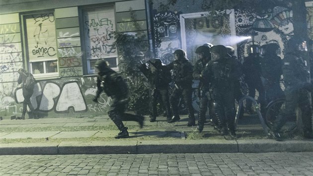 V Berln se tvrd stetly radikln levicov skupiny s polici. (9. ervence 2016)