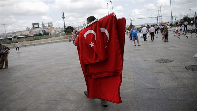 Prodava tureckch vlajek v Istanbulu (18. ervence 2016)