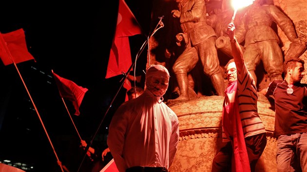 Erdoganovi pznivci v Istanbulu pl figurnu duchovnho Fethullaha Glena (18. ervence 2016)
