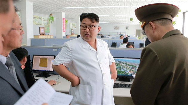 Severokorejský vůdce Kim Čong-un na inspekci architektonického studia v Pchjongjangu (14. července 2016)