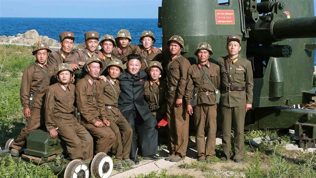 Severokorejský vůdce Kim Čong-un na inspekci vojenské posádky na ostrově Ung (7. července 2016)