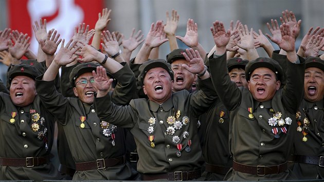 Severokorejští vojáci zdraví na vojenské přehlídce v Pchjongjangu vůdce Kim Čong-una (10. října 2015)