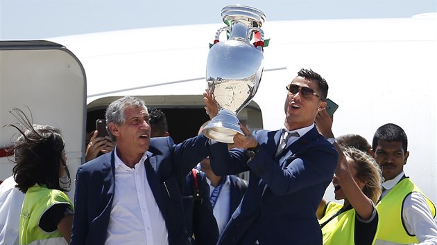 UŽ JSOU TADY. Z letadla právě vystoupili současní portugalští hrdinové. Vlevo je trenér Fernando Santos, pohár drží hvězda týmu Cristiano Ronaldo.