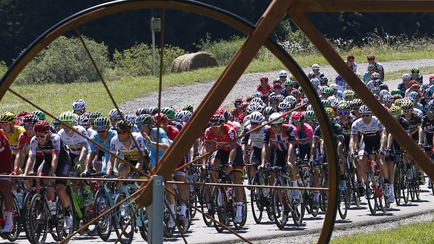 Balk zvodnk po startu estnct etapy Tour de France.