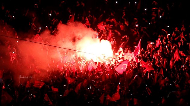 Erdoganovi pznivci na demonstraci v Istanbulu zapaluj svtlice na nmst Taksim (16.7.2016).
