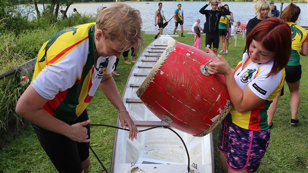 Z�vody dra��ch lod� na p�ehrad� v �esk�m �dol� (17.7.2016).