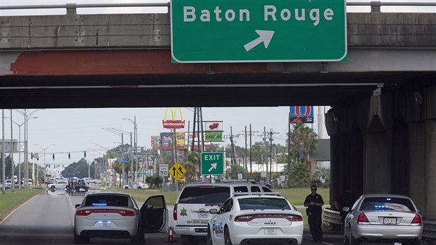 Policejn auta zablokovala st ulice v Baton Rouge, kde byli zasteleni policist (17.7.2016).