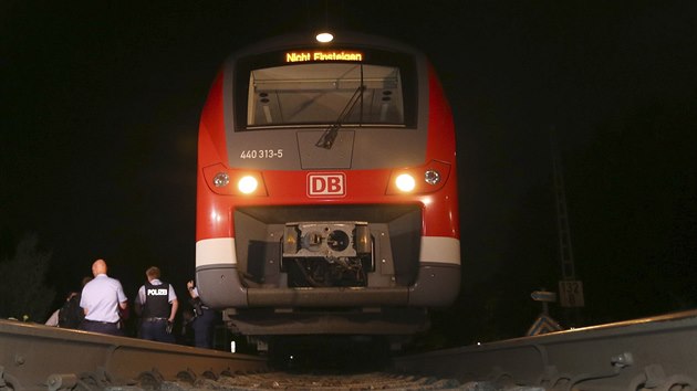 Útočník v regionálním vlaku u bavorského Würzburgu napadl sekerou cestující, čtyři lidi zranil vážně a jednoho lehce (19.7.2016).