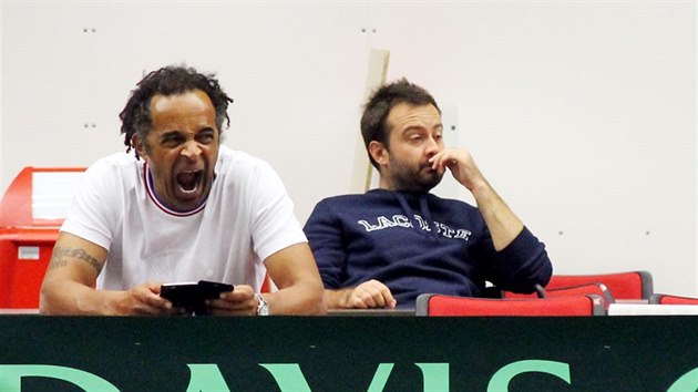 Yannick Noah sleduje trnink francouzskch tenist na daviscupov tvrtfinle v esku.