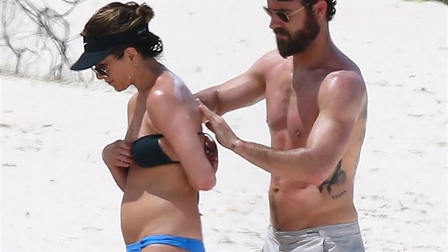 Jennifer Anistonová na dovolené s manželem, kde ji fotografové vyfotili s vypouklým břichem po vydatném obědě.