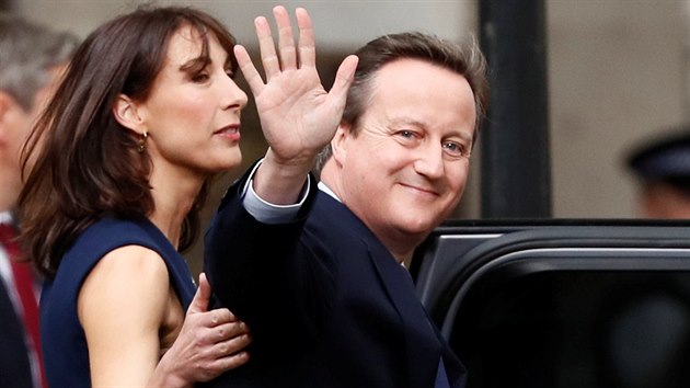 David Cameron opout se svou enou Samanthou sdlo britskch premir v Downing Street 10. (13. ervence 2016)