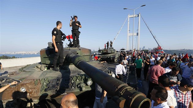 Policisté na armádních tancích, jejichž posádky se zapojily do pokusu o puč a na čas uzavřely Bosporský most v Istanbulu.