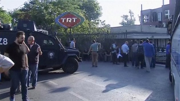 Policie a dalí lidé ped vjezdem do objektu turecké televize TRT.