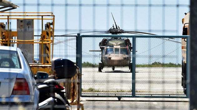 Turecká vojenská helikoptéra u msta Alexandroupolis na severu ecka.  .