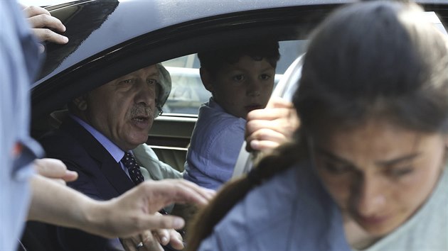 Turecký prezident Erdogan s leny rodiny usedl do auta pistavenému  letiti v...