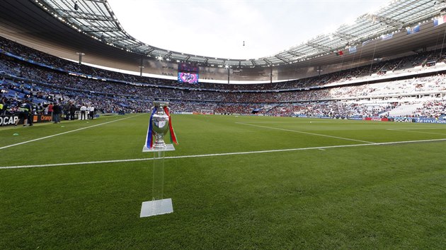 O TOHLE SE HRAJE. O tento pohár bojují finalisté mistrovství Evropy - fotbalisté Francie a Portugalska.