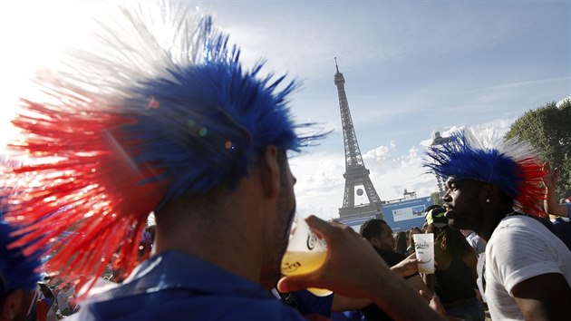 RA POD EIFFELOVKOU. Fanouci Francie se ve fanzn pipravuj na finlov zpas Eura proti Portugalsku.