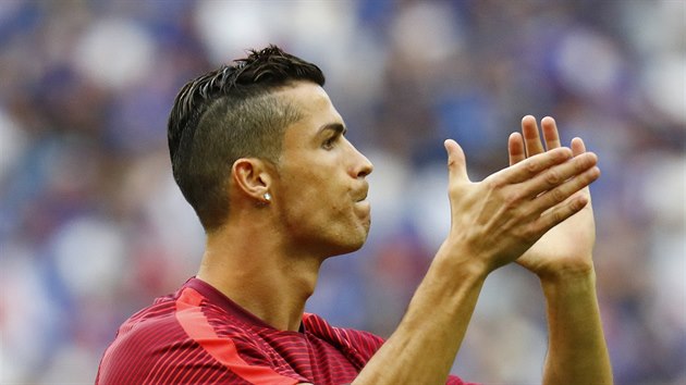 ZATLESKÁM SI - A JDU NA TO. Cristiano Ronaldo před finálovým zápasem Eura.