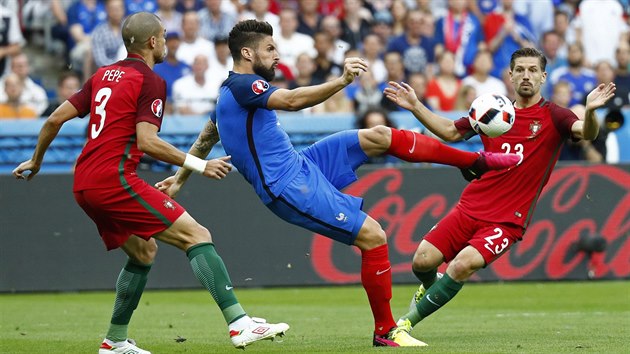 UHNĚTE MI. Olivier Giroud z Francie si zpracovává míč před Portugalcem Pepem.