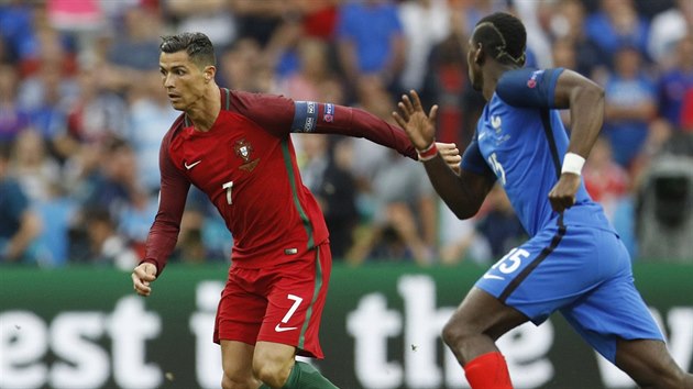 HVĚZDA V AKCI. Cristiano Ronaldo vede míč směrem k francouzské brance ve finále Eura.