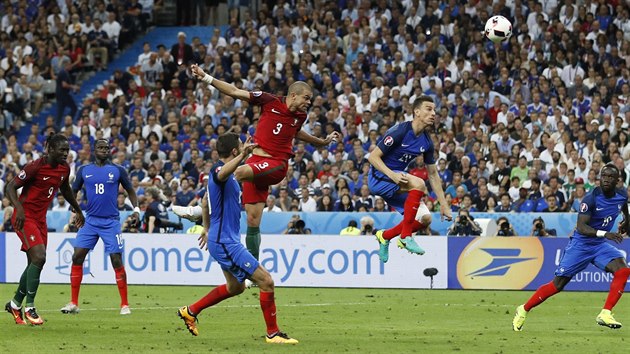 HLAVIČKA. Portugalec Pepe se snaží hlavičkovat na branku Francie ve finálovém zápase Eura.
