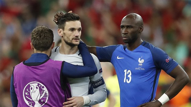 ACH JO. Fotbalisté Francie smutní po prohraném finále mistrovství Evropy.