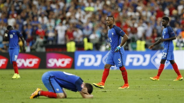KONEC NADĚJÍ. Fotbalisté Francie poté, co prohráli finále mistrovství Evropy s Portugalskem.