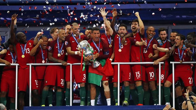 TAK JSME TO DOKÁZALI! Portugaltí fotbalisté se s pohárem radují z vítzství na...
