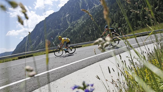 Vedouc jezdec Chris Froome ve lutm dresu bhem devt etapy Tour de France