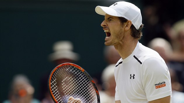 Andy Murray se raduje z vtznho me ve wimbledonskm finle proti Milosi Raonicovi.