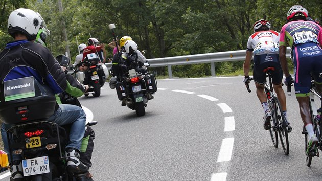 Jeden z rozhodch (spolujezdec na motocyklu) dr termokameru a kontroluje, jestli jezdi nepouvaj mechanick doping bhem devt etapy Tour de France.