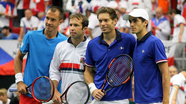 Akti tenisov tyhry ve tvrtfinle Davis Cupu mezi eskem a Franci: Luk Rosol, Radek tpnek, Nicolas Mahut a Pierre-Hugues Herbert (zleva).