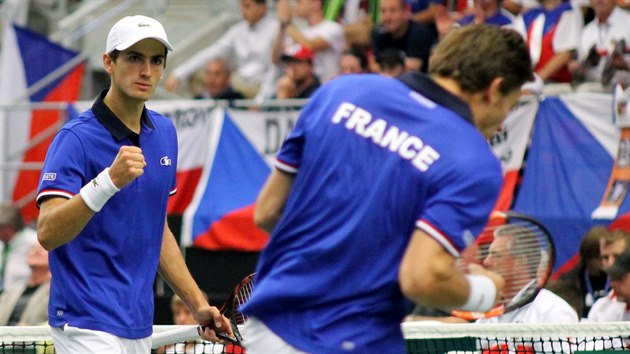Francouzsk tenista Pierre-Hugues Herbert (vlevo) se se spoluhrem Nicolasem Mahutem z vtznho deru.