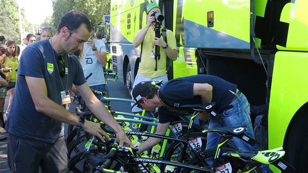Ivan Basso, dvojnsobn vtz Gira a nyn sportovn editel, kontroluje ped etapou kola.