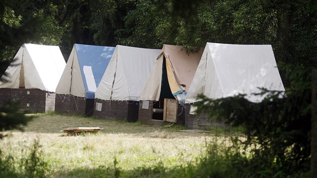 Po v�kendu byl u� t�bor Kratizna nedaleko Hodic na Jihlavsku pr�zdn�. D�ti, kter� se vyhnuly n�kaze, odjely dom�. Na t�bo�i�ti byli pouze
organiz�to�i a policejn� hl�dka.