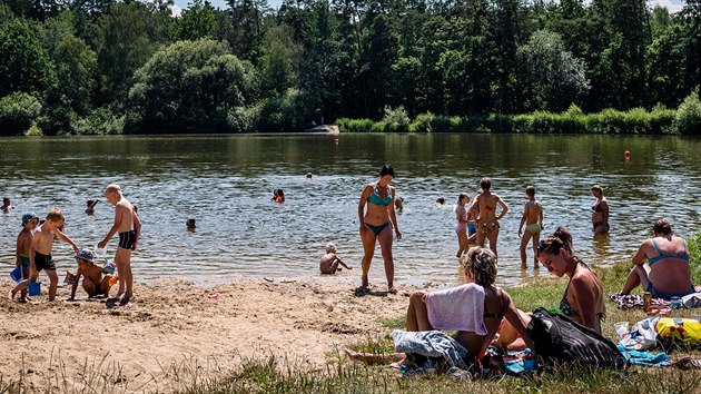 Bhem pondlnch veder hledali lid ochlazen na koupalitch v okol Hradce Krlov (11. ervence 2016).