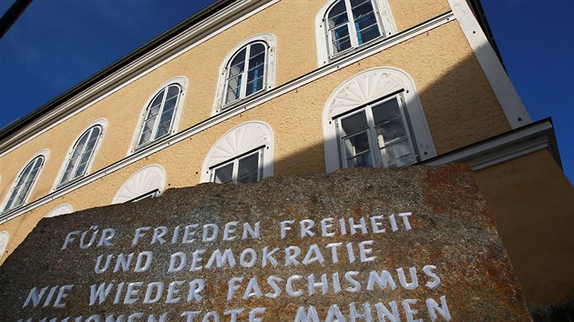 Za mr, svobodu a demokracii. Nikdy vce faismus. Pipomnejme (si) miliony mrtvch, stoj na pamtnm kameni u Hitlerova rodnho domu v rakouskm mst Braunau am Inn.